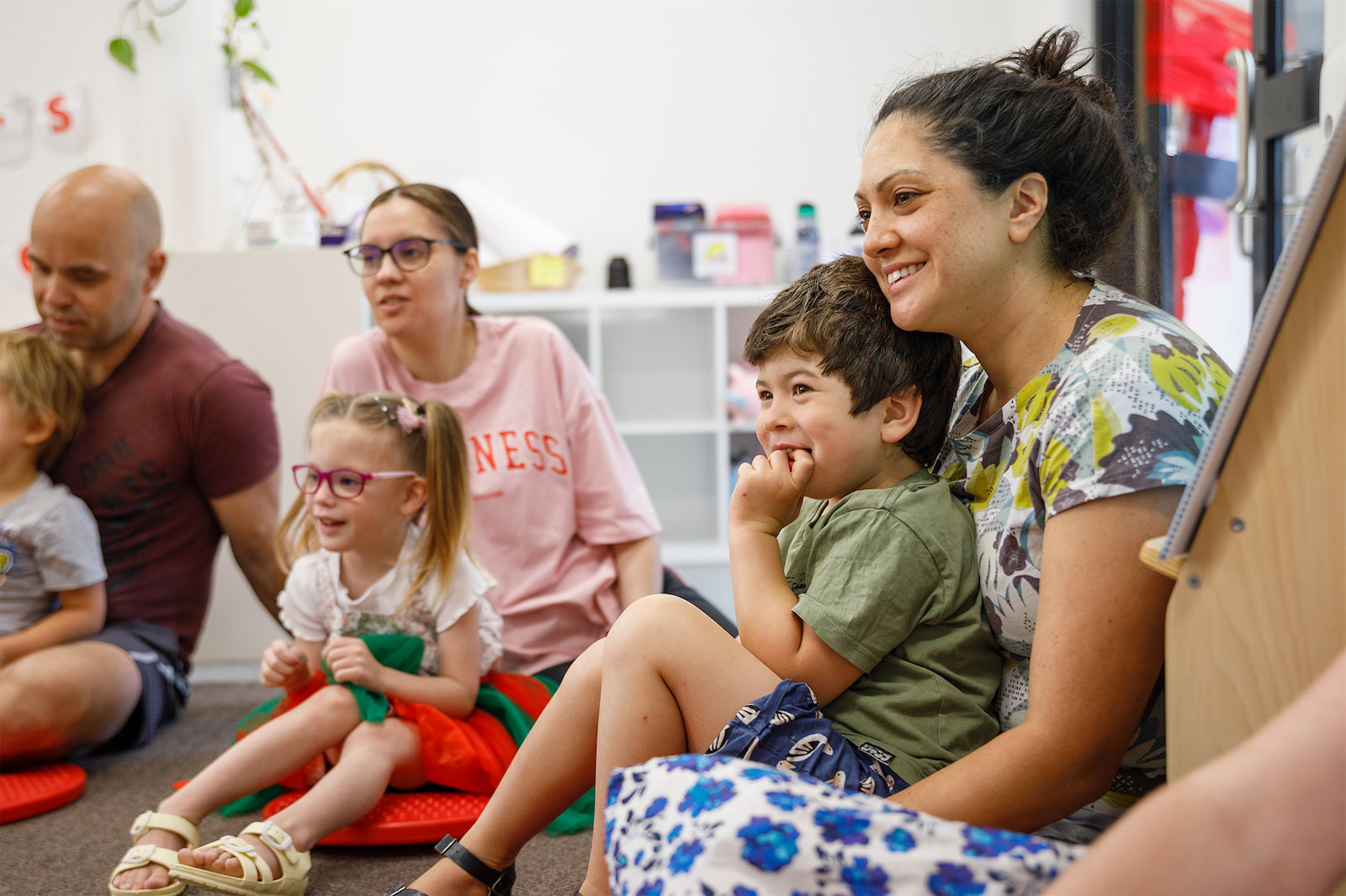 A group speech therapy class with parents and children.